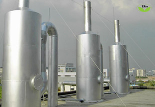 由于锅炉尾气脱硫处理的性质，应考虑不锈钢喷淋塔