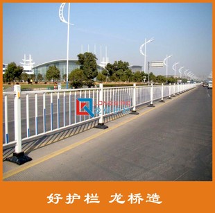 烟台道路护栏厂家 烟台锌钢道路护栏订制 龙桥厂