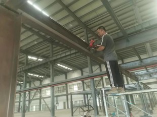 室内阁楼二层扩建钢结构阁楼，楼顶扩建钢结构二层