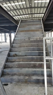 室内阁楼二层扩建钢结构阁楼，楼顶扩建钢结构二层