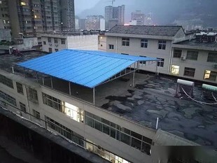 搭建彩钢洁净板房，安装彩钢围挡板，更换彩钢板