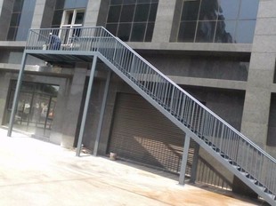 厂房钢结构隔层搭建，外挂钢结构楼梯制作