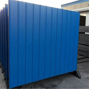 更换屋面彩钢板，安装围挡板，搭建彩钢洁净板