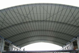 更换屋面彩钢板，安装围挡板，搭建彩钢洁净板